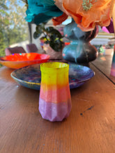 Load image into Gallery viewer, Pinky Small Resin Vase