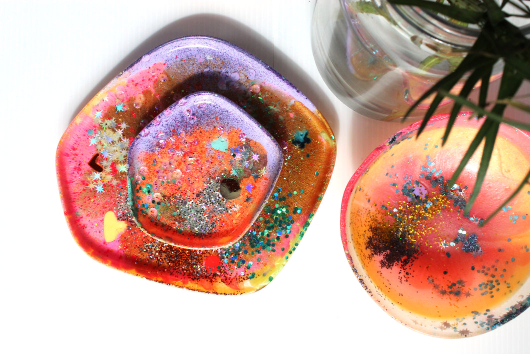 A Mauvey Way Resin Plate Set